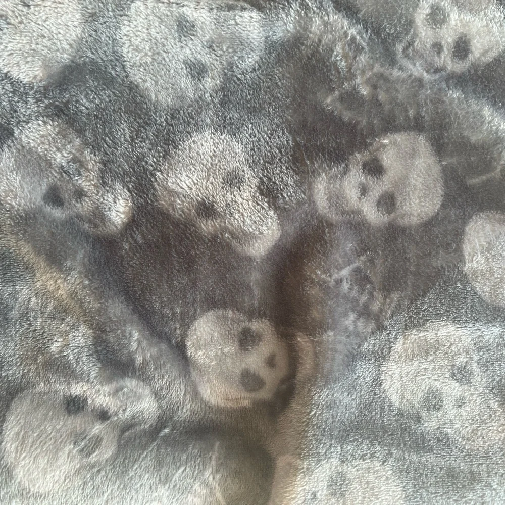 Betsey Johnson Skull Throw - Picture 2 of 3